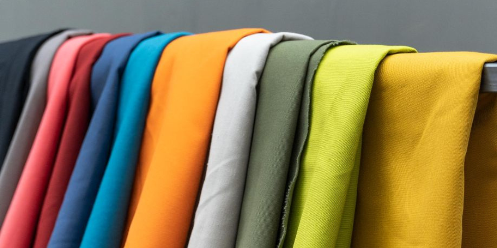 Coton sergé au mètre- grand choix de couleurs - Achetez du tissu en ligne- | KREANDO