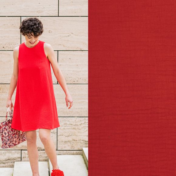 Triple Gauze Musselin in sattem Rot der Marke Fibre Mood, hier auch an einem Damenmodel als genähtes Kleid sichtbar