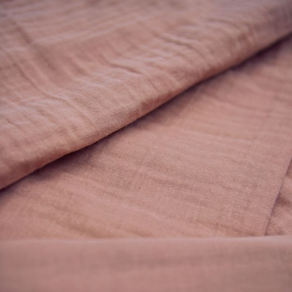 Warmrosa Musselin Stoff aus Bio-Baumwolle der Marke C.PAULI mit Knitterstruktur, abgebildet und bestellbar als Meterware