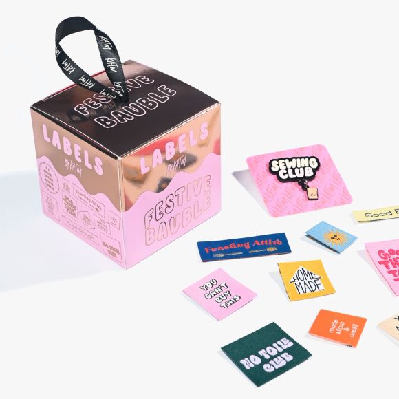 Étiquettes tissées "Festive Bauble Set 2 - Gold Foil & Pink" de KYLIE AND THE MACHINE
