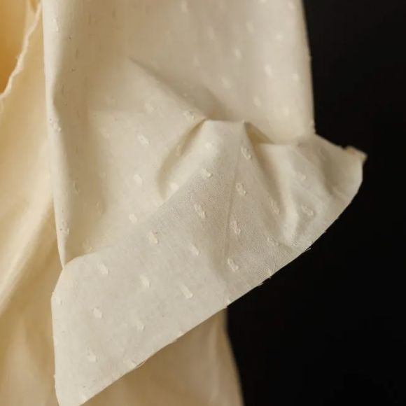 Tissu en coton "Swiss Dot - natural indian cotton" (écru) de MERCHANT &amp; MILLS
